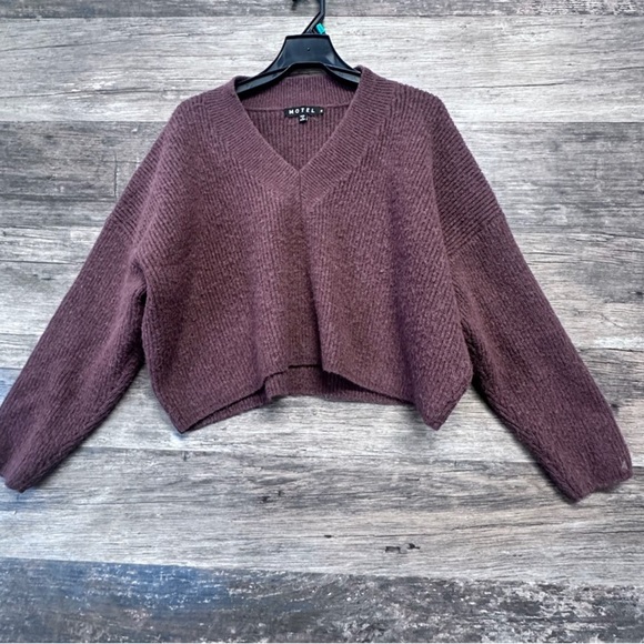 motel Sweaters - Motel Brown V-Neck Cropped Womens Sweater Relaxed Fit Long Sleeves